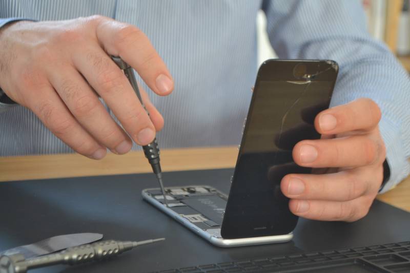 Dépannage de votre iPhone cassé à Talence : prise de rendez-vous rapide du lundi au dimanche à domicile ou en atelier sur le secteur de Bordeaux Bastide