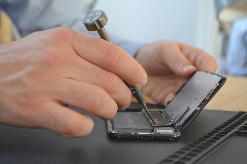 Changement de l'écran cassé d'un iPhone à domicile sur le secteur de Bordeaux Mériadeck :
