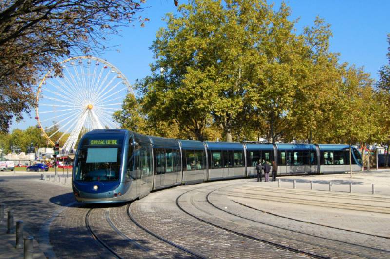 Professionnel proposant un service de réparation d’iPhone à domicile 7J/7 sur le secteur de Pessac: