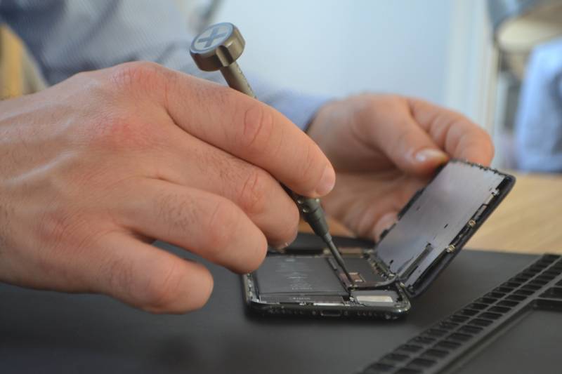 Changer l'écran de son iPhone sans se déplacer: intervention 7j/7 à votre domicile à Bordeaux