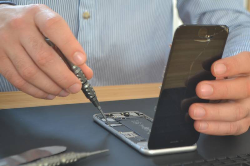 Où faire réparer l'écran cassé de son iPhone 8 à domicile sur le secteur de Bordeaux:
