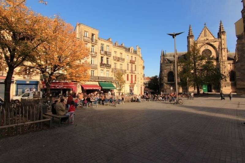 Réparation écran iPhone cassé à Bordeaux: Un spécialiste se déplace chez vous 7J/7 dans un rayon de 30km autour de Bordeaux