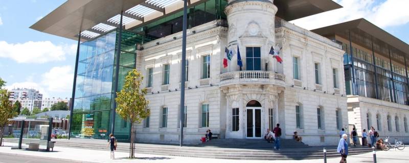 Trouver un professionnel pour réparer la vitre brisée de son iPhone 11 à domicile sur le secteur de Mérignac